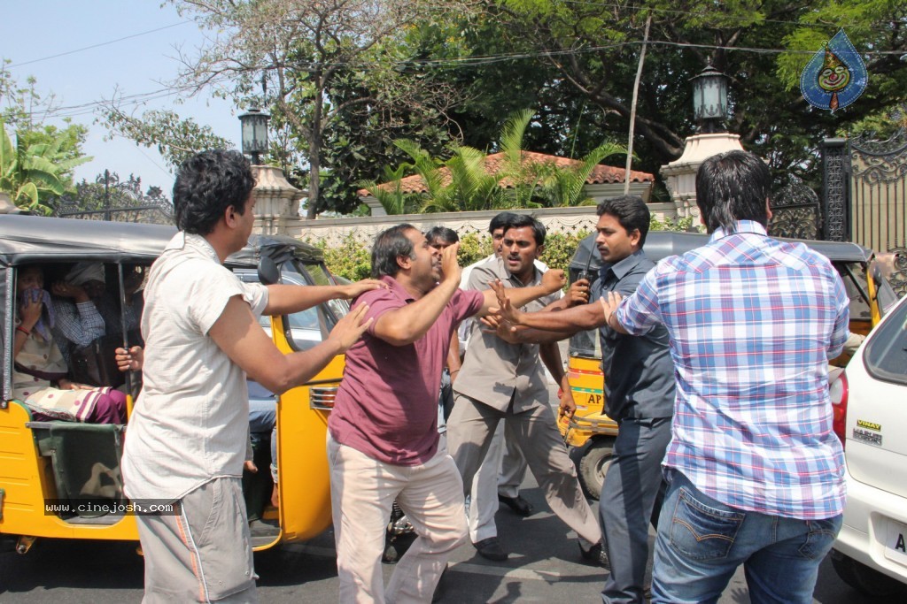 Ram Charan Assaults Car Driver - 15 / 28 photos
