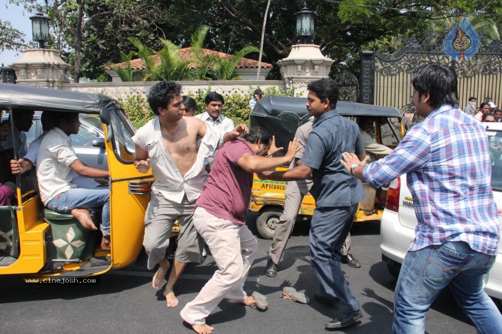 Ram Charan Assaults Car Driver - 16 / 28 photos