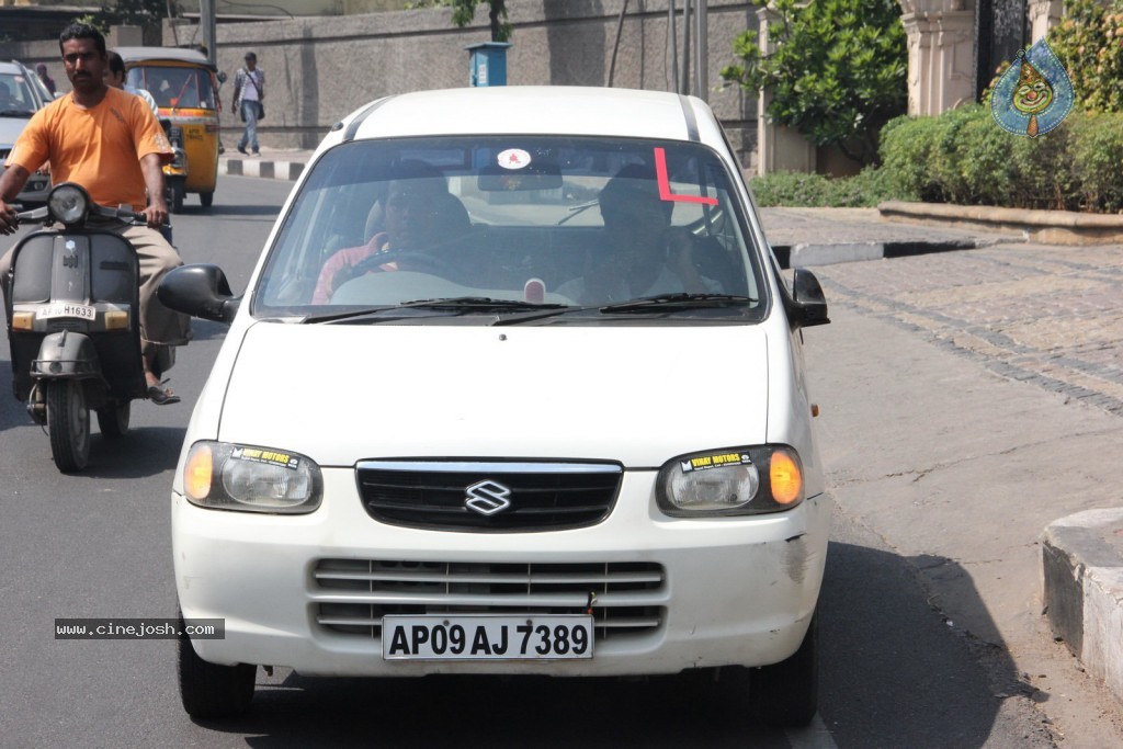 Ram Charan Assaults Car Driver - 17 / 28 photos