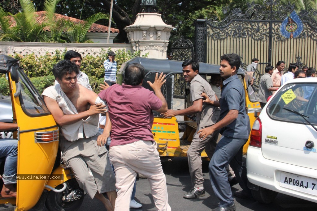 Ram Charan Assaults Car Driver - 18 / 28 photos