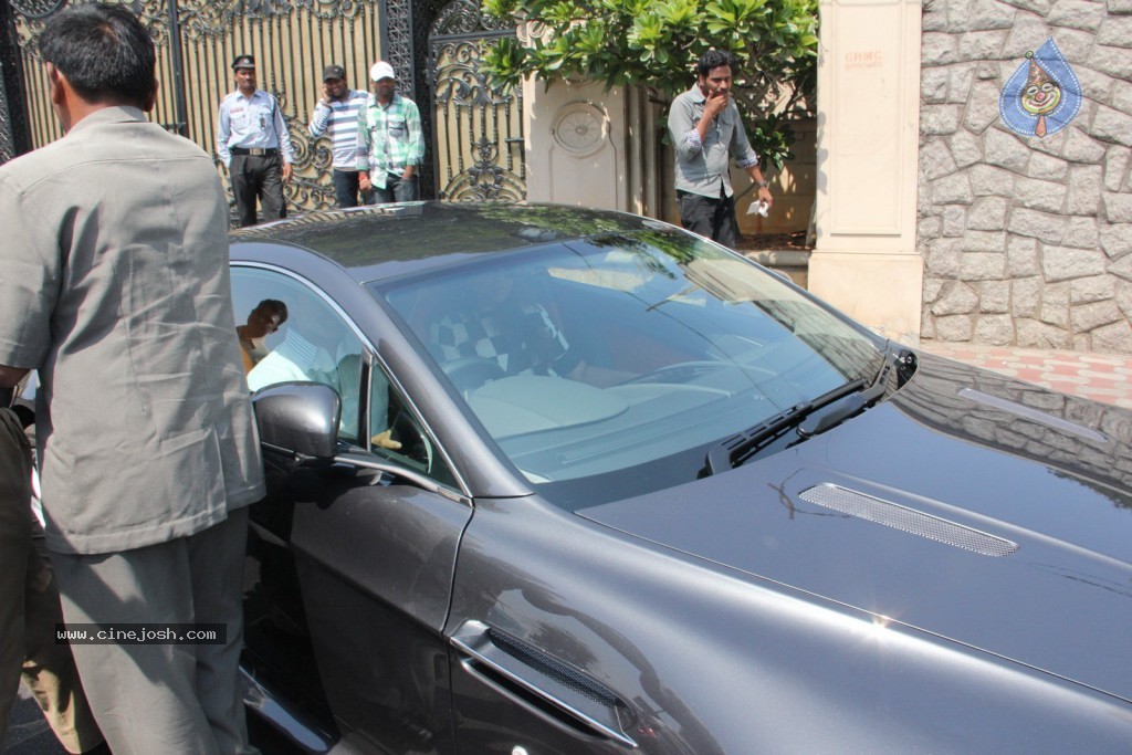Ram Charan Assaults Car Driver - 21 / 28 photos