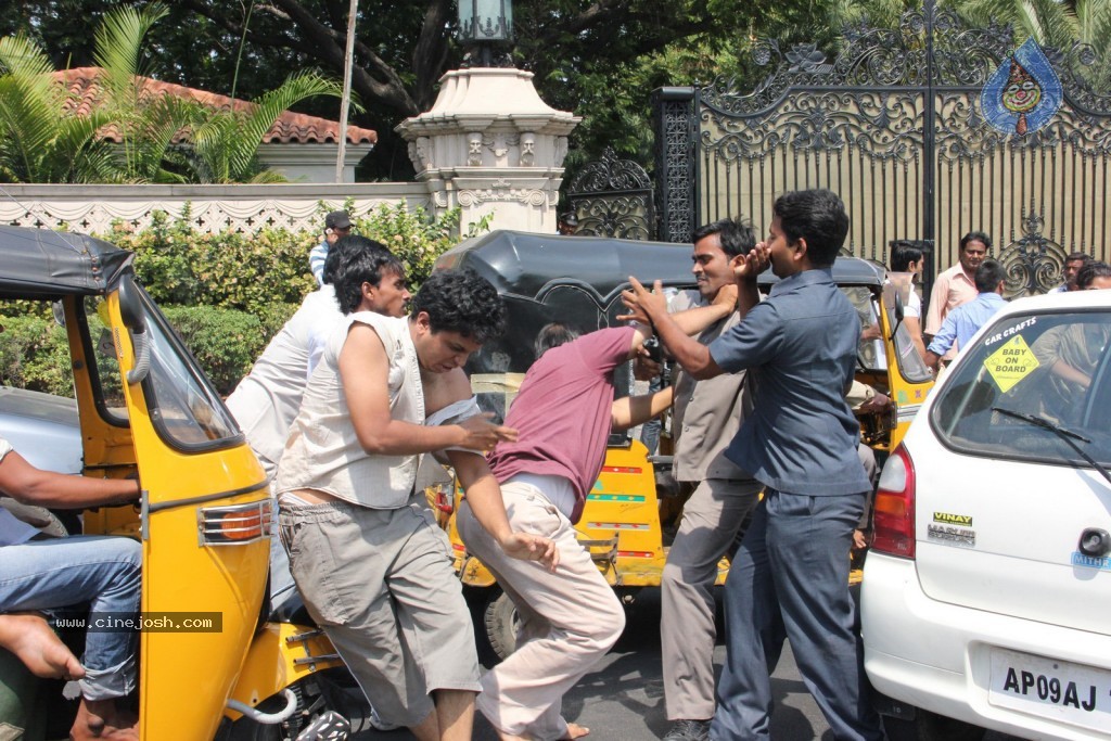Ram Charan Assaults Car Driver - 27 / 28 photos