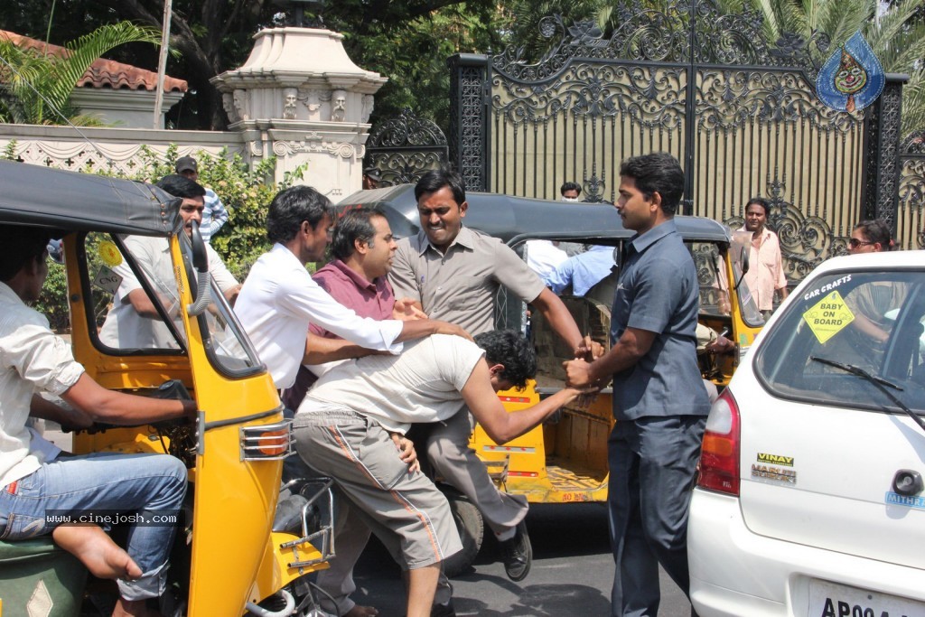 Ram Charan Assaults Car Driver - 28 / 28 photos