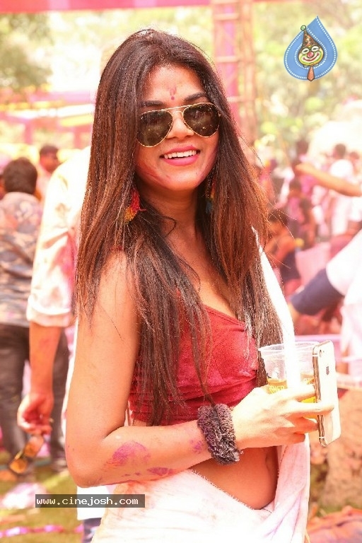 Rang Rave - 2019 Holi Celebrations - 14 / 27 photos