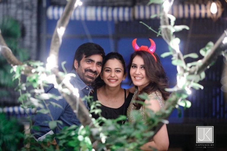 Rashi Khanna Birthday Party Photos - 9 / 12 photos