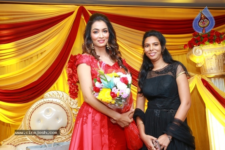 Rashmi Thakur Birthday Celebrations At Park Hyatt - 16 / 39 photos