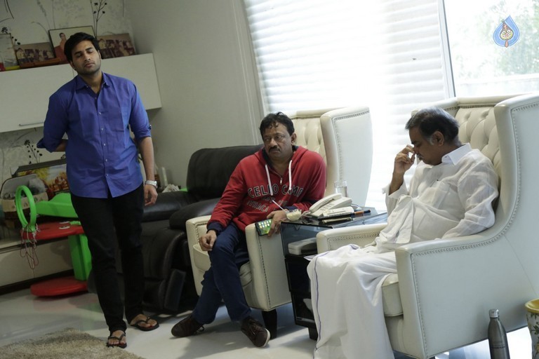 RGV Meets Vangaveeti and Devineni Families - 4 / 39 photos