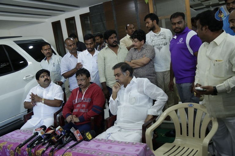 RGV Meets Vangaveeti and Devineni Families - 12 / 39 photos