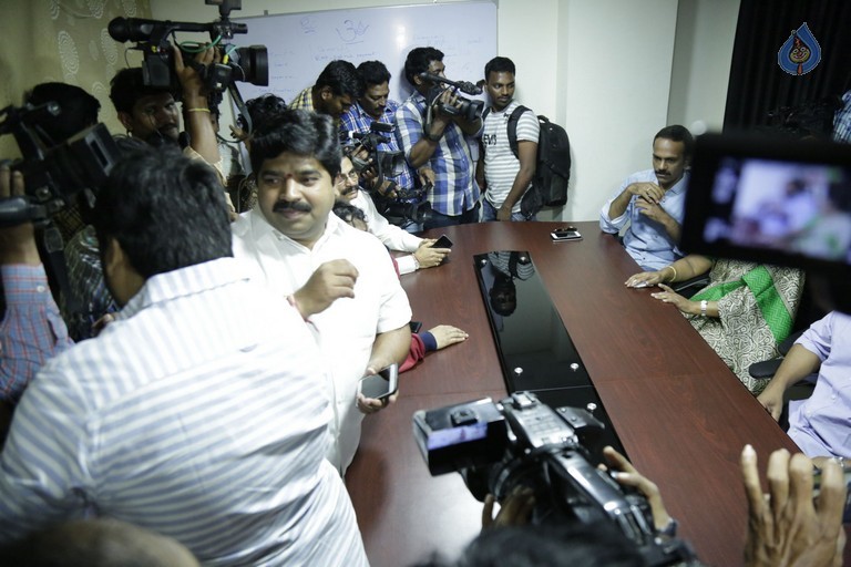 RGV Meets Vangaveeti and Devineni Families - 21 / 39 photos