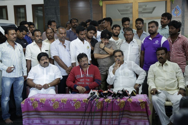 RGV Meets Vangaveeti and Devineni Families - 34 / 39 photos