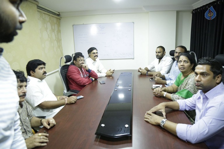 RGV Meets Vangaveeti and Devineni Families - 39 / 39 photos