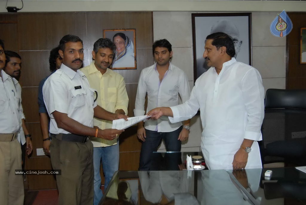 S.S Rajamouli and Vaada Team Meets CM - 5 / 14 photos