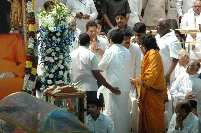 Sachin Pays Tribute to Sathya Sai Baba - 7 / 49 photos