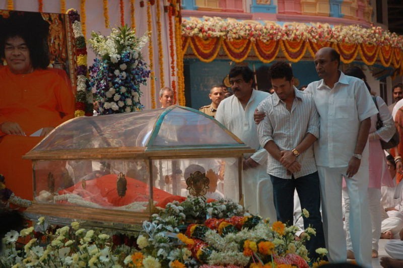 Sachin Pays Tribute to Sathya Sai Baba - 8 / 49 photos