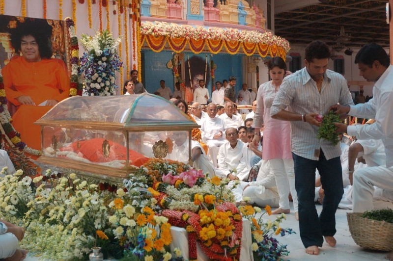 Sachin Pays Tribute to Sathya Sai Baba - 12 / 49 photos