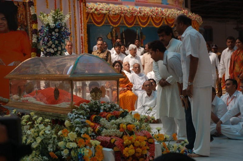 Sachin Pays Tribute to Sathya Sai Baba - 21 / 49 photos