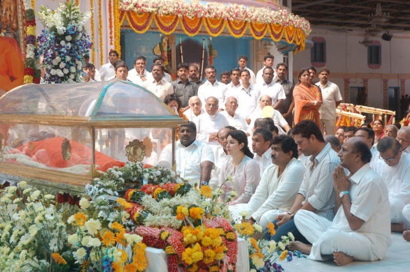 Sachin Pays Tribute to Sathya Sai Baba - 22 / 49 photos
