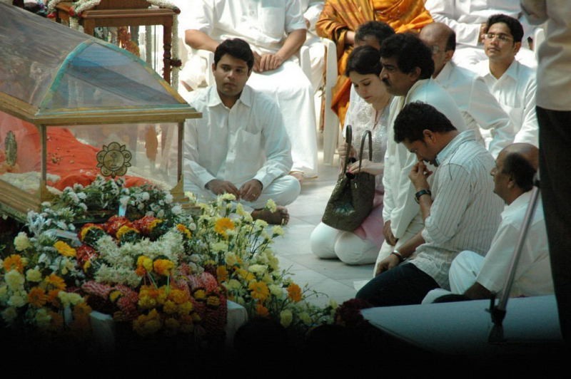 Sachin Pays Tribute to Sathya Sai Baba - 23 / 49 photos