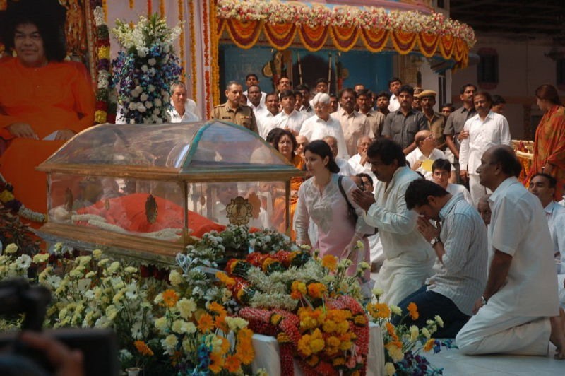 Sachin Pays Tribute to Sathya Sai Baba - 24 / 49 photos