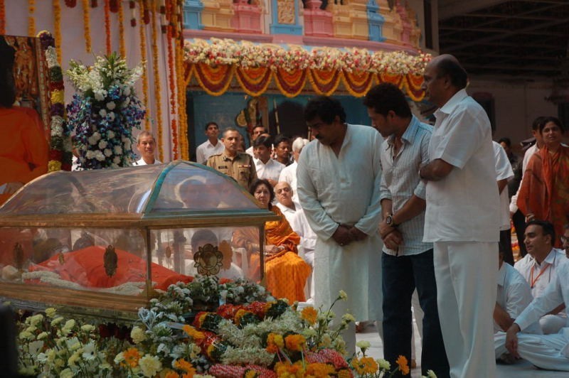 Sachin Pays Tribute to Sathya Sai Baba - 26 / 49 photos