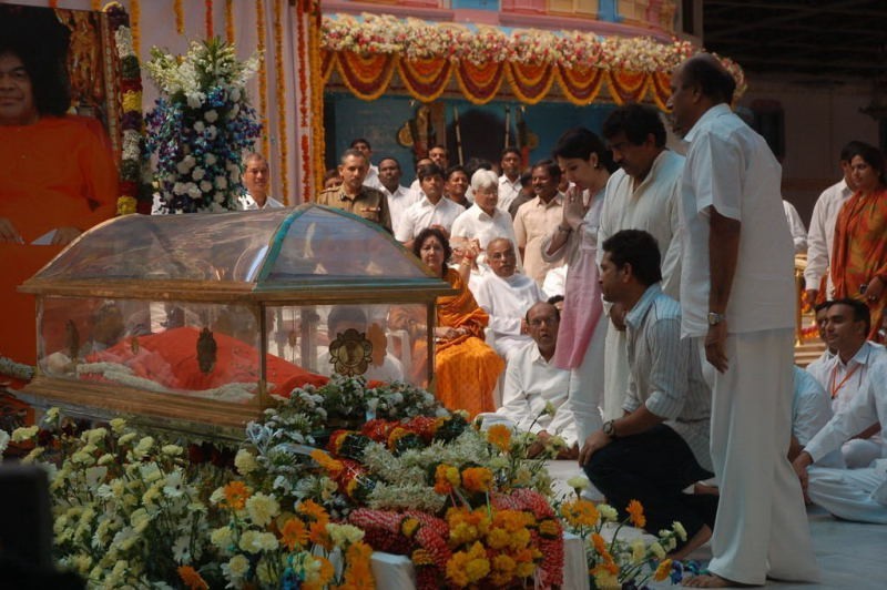 Sachin Pays Tribute to Sathya Sai Baba - 27 / 49 photos