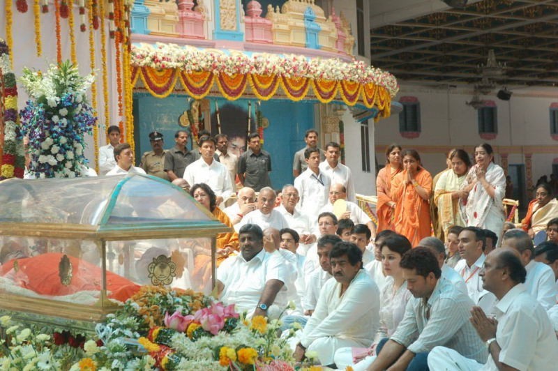Sachin Pays Tribute to Sathya Sai Baba - 28 / 49 photos