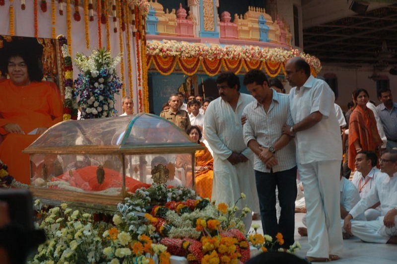 Sachin Pays Tribute to Sathya Sai Baba - 29 / 49 photos