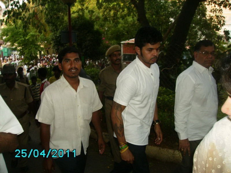 Sachin Pays Tribute to Sathya Sai Baba - 30 / 49 photos