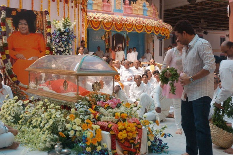 Sachin Pays Tribute to Sathya Sai Baba - 31 / 49 photos