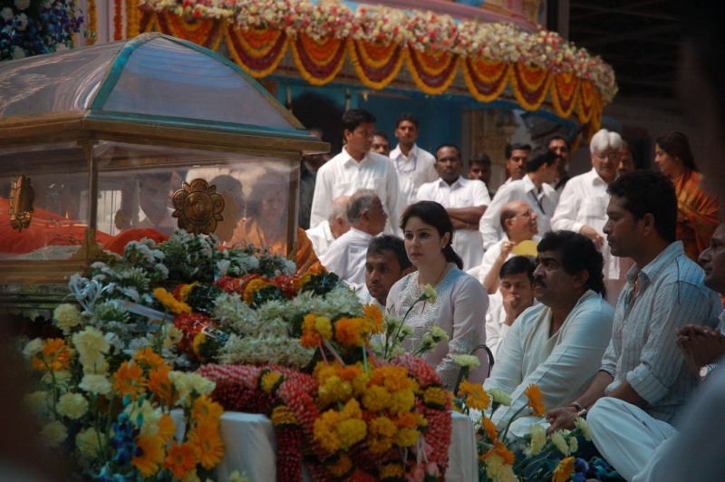 Sachin Pays Tribute to Sathya Sai Baba - 35 / 49 photos
