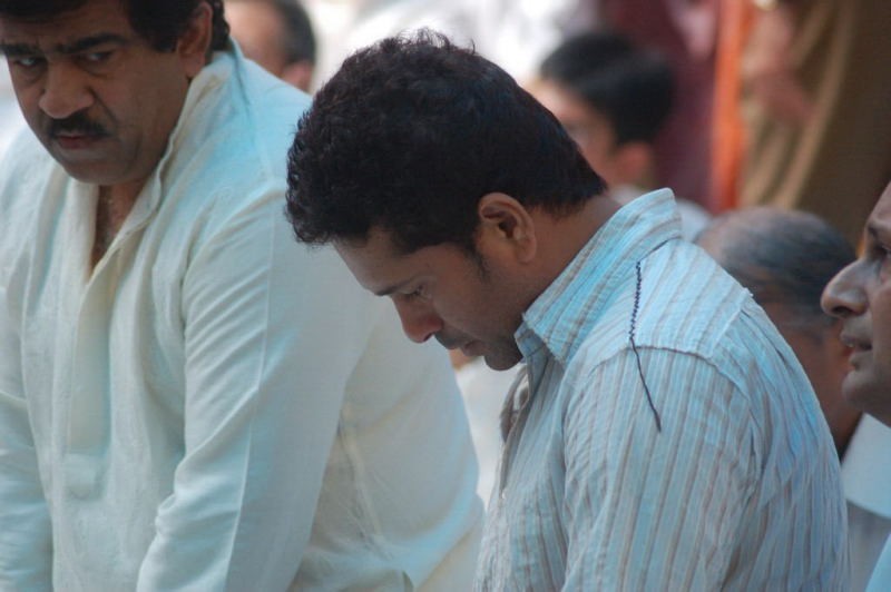 Sachin Pays Tribute to Sathya Sai Baba - 36 / 49 photos