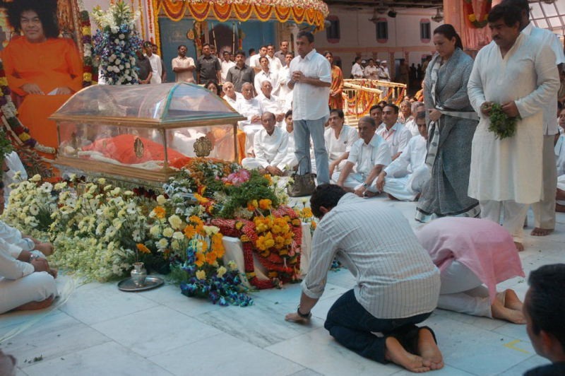 Sachin Pays Tribute to Sathya Sai Baba - 40 / 49 photos