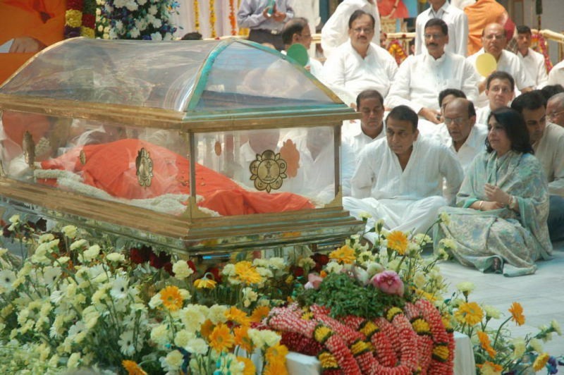 Sachin Pays Tribute to Sathya Sai Baba - 41 / 49 photos