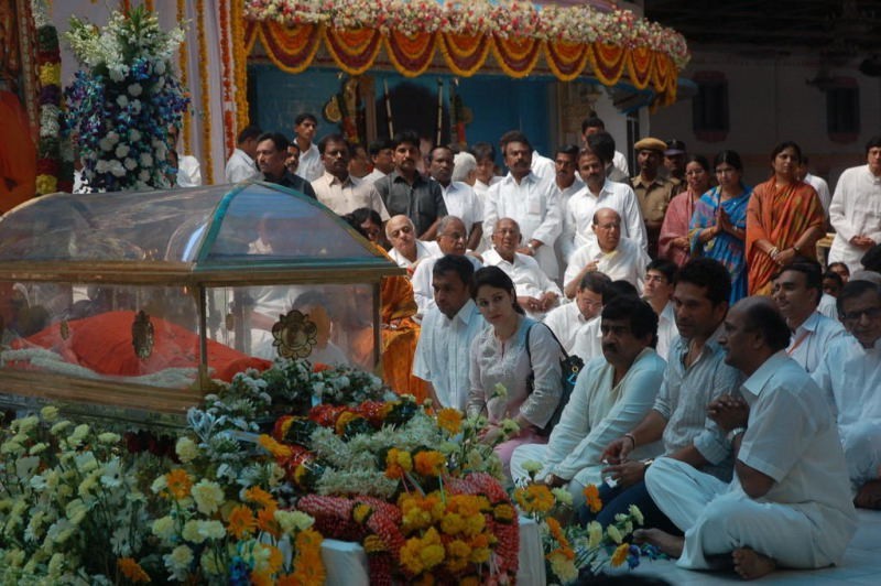 Sachin Pays Tribute to Sathya Sai Baba - 43 / 49 photos