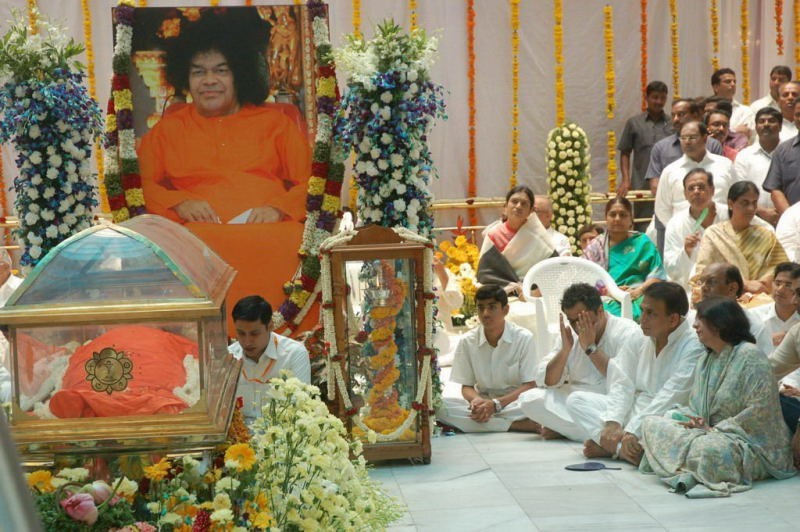 Sachin Pays Tribute to Sathya Sai Baba - 45 / 49 photos