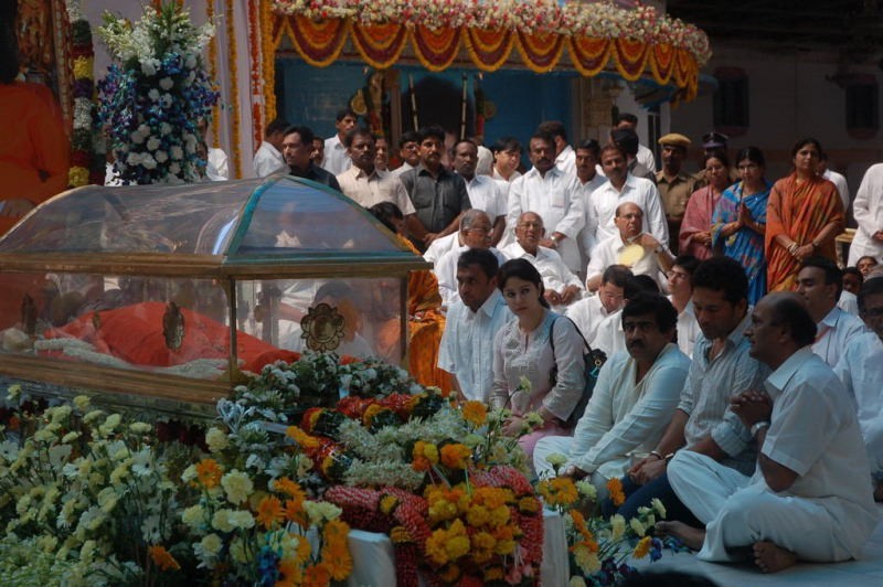 Sachin Pays Tribute to Sathya Sai Baba - 46 / 49 photos