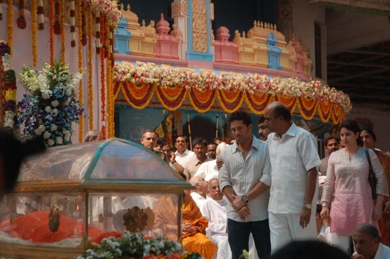 Sachin Pays Tribute to Sathya Sai Baba - 47 / 49 photos
