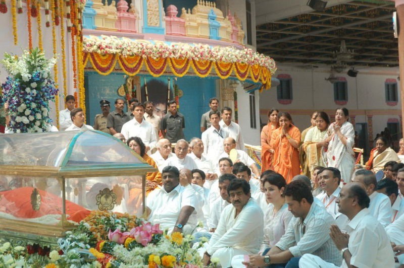Sachin Pays Tribute to Sathya Sai Baba - 48 / 49 photos