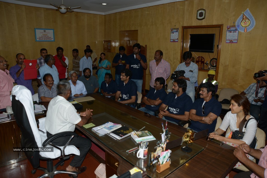 Sai Korrapati n Varahi Team at Vizag - 19 / 25 photos