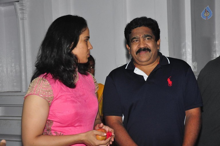 Saina Nehwal Visits Film Nagar Temple - 7 / 38 photos