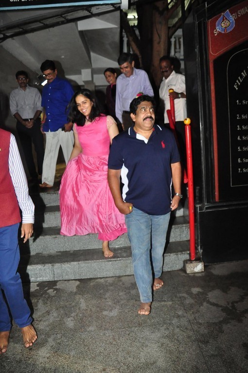 Saina Nehwal Visits Film Nagar Temple - 9 / 38 photos