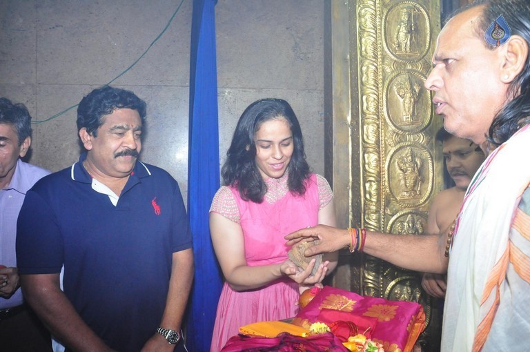 Saina Nehwal Visits Film Nagar Temple - 30 / 38 photos