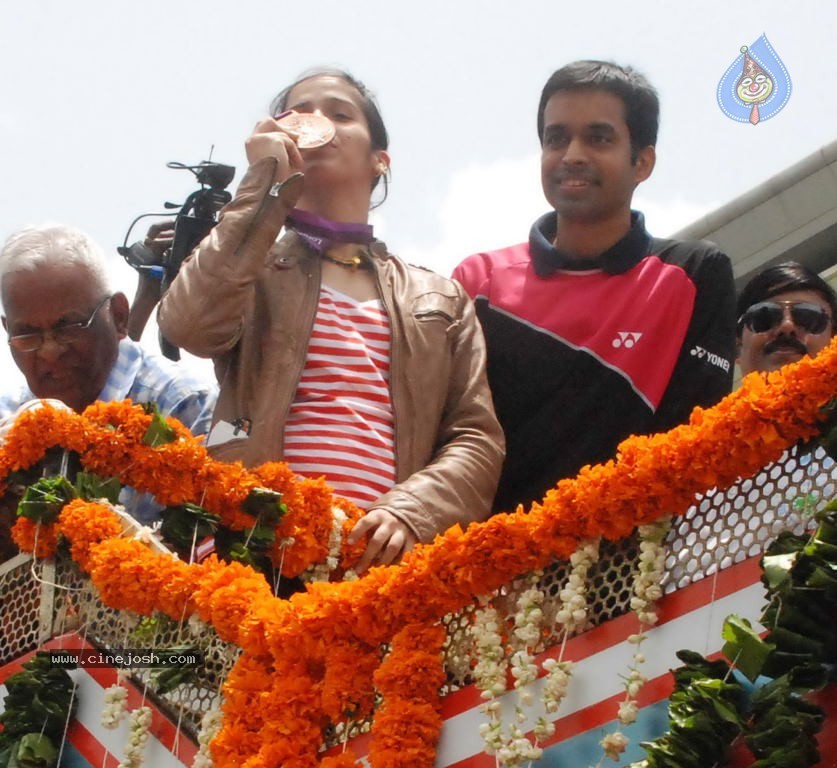 Saina Returns Home With Olympic Medal - 2 / 10 photos