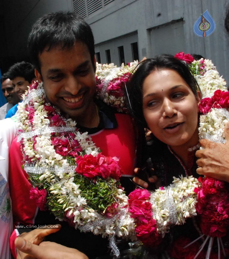 Saina Returns Home With Olympic Medal - 3 / 10 photos