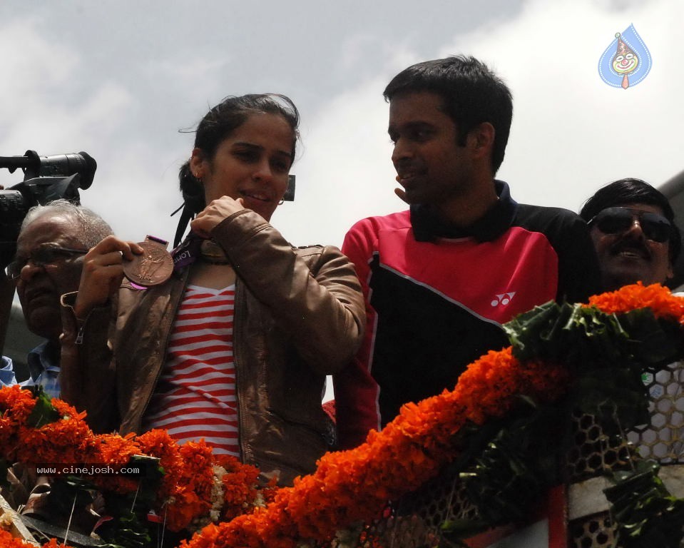 Saina Returns Home With Olympic Medal - 5 / 10 photos