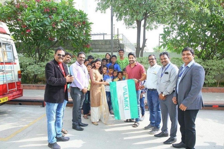 Samantha And Naga Chaitanya At Valmiki Foundation - 3 / 4 photos