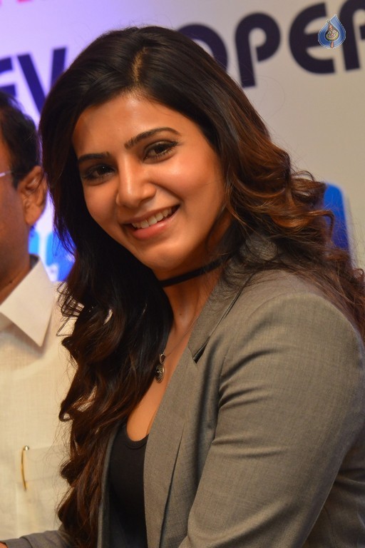 Samantha at BBD Brochure Launch - 17 / 63 photos