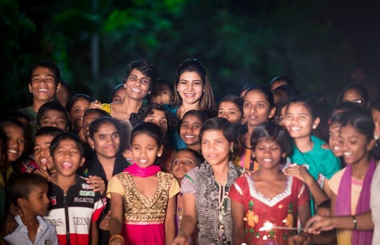 Samantha Celebrates Diwali at Pratyusha Foundation  - 7 / 33 photos