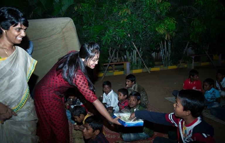 Samantha Celebrates Diwali at Pratyusha Foundation  - 10 / 33 photos