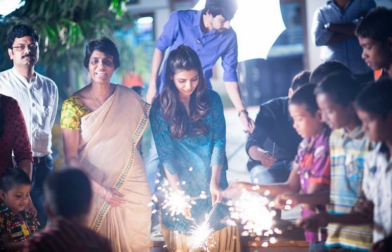 Samantha Celebrates Diwali at Pratyusha Foundation  - 26 / 33 photos